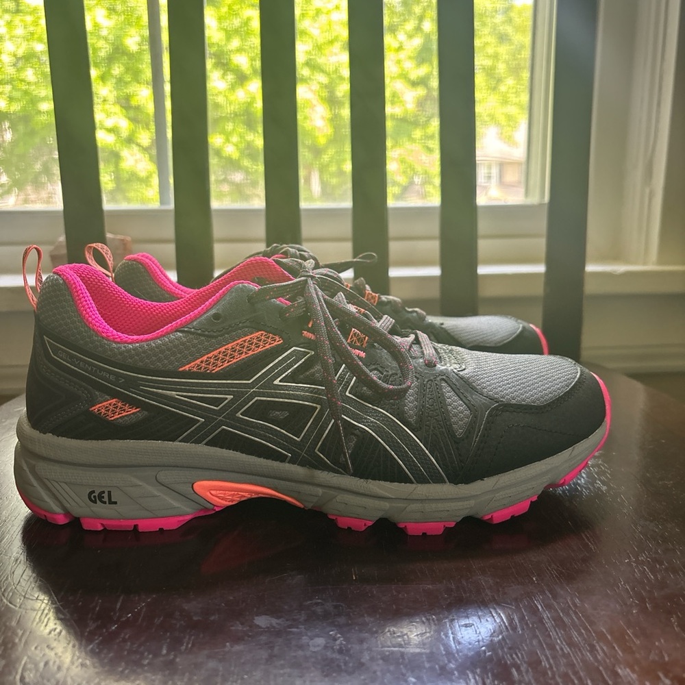 NWOT size 8 ASICS trail runners